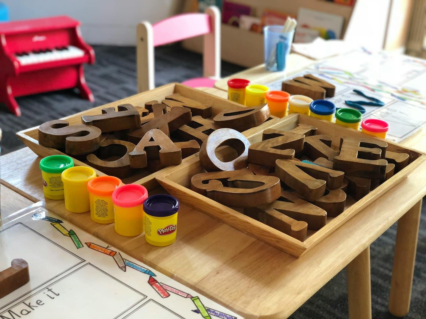 Tavolino per bambini con blocchi di lettere e Play-Doh.